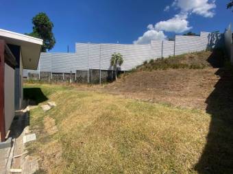 Se vende casa  a estrenar con lote de casi 650m2 en La Garita de Alajuela 24-1392