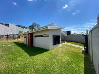 Se vende casa  a estrenar con lote de casi 650m2 en La Garita de Alajuela 24-1392