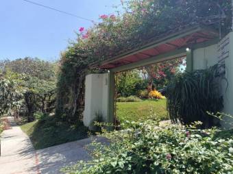 Se vende amplia casa con gran lote y terraza en San Rafael de Escazu 24-1294