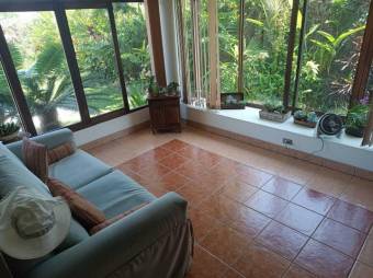 Se vende amplia casa con gran lote y terraza en San Rafael de Escazu 24-1294