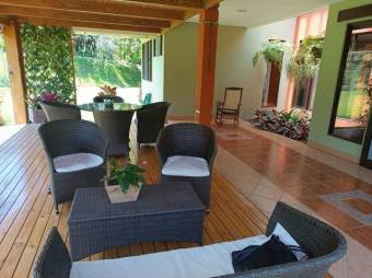 Se vende amplia casa con gran lote y terraza en San Rafael de Escazu 24-1294