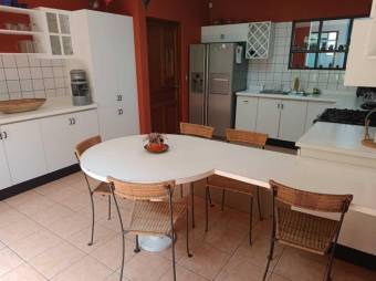 Se vende amplia casa con gran lote y terraza en San Rafael de Escazu 24-1294