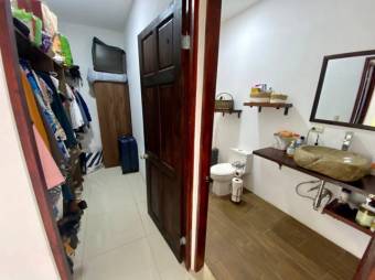 Se vende moderna casa con amplio lote en Guácima de Alajuela 24-1393