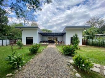 Se vende moderna casa con amplio lote en Guácima de Alajuela 24-1393