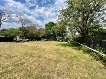 Se vende moderna casa con amplio lote en Guácima de Alajuela 24-1393