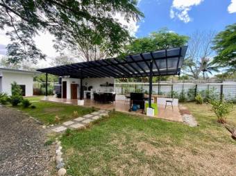 Se vende moderna casa con amplio lote en Guácima de Alajuela 24-1393