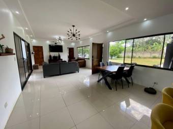 Se vende moderna casa con amplio lote en Guácima de Alajuela 24-1393