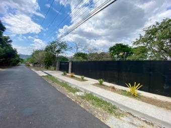 Se vende moderna casa con amplio lote en Guácima de Alajuela 24-1393