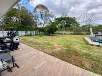 Se vende moderna casa con amplio lote en Guácima de Alajuela 24-1393