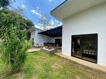 Se vende moderna casa con amplio lote en Guácima de Alajuela 24-1393