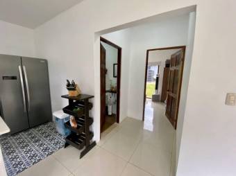 Se vende moderna casa con amplio lote en Guácima de Alajuela 24-1393