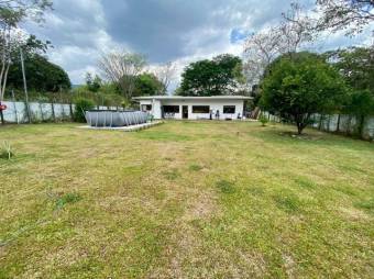 Se vende moderna casa con amplio lote en Guácima de Alajuela 24-1393