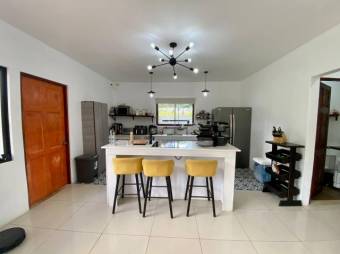 Se vende moderna casa con amplio lote en Guácima de Alajuela 24-1393