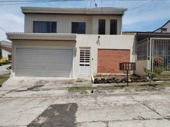 Se vende espaciosa casa con patio y finos acabados en Uruca de San Jose 24-690