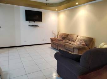 Se vende espaciosa casa con patio y finos acabados en Uruca de San Jose 24-690