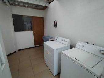 Se vende espaciosa casa con patio y finos acabados en Uruca de San Jose 24-690