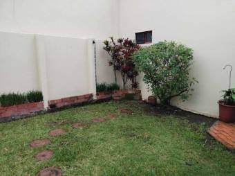 Se vende espaciosa casa con patio y finos acabados en Uruca de San Jose 24-690