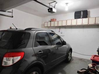 Se vende espaciosa casa con patio y finos acabados en Uruca de San Jose 24-690