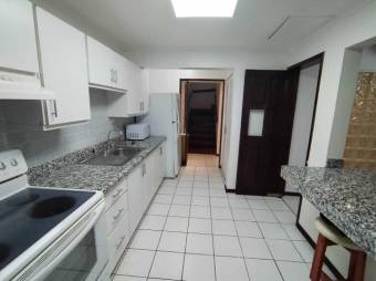 Se vende espaciosa casa con patio y finos acabados en Uruca de San Jose 24-690