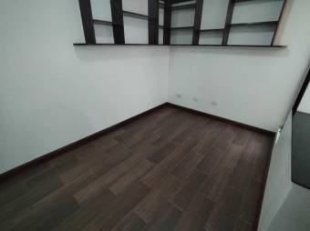 Se vende espaciosa casa con patio y finos acabados en Uruca de San Jose 24-690