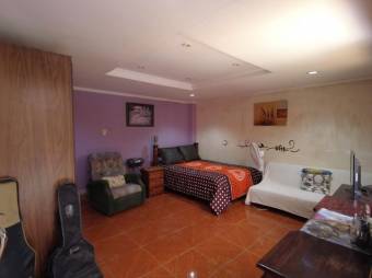 Se vende espaciosa casa con terraza en Ulloa de Heredia 24-697