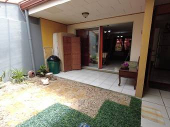 Se vende espaciosa casa con terraza en Ulloa de Heredia 24-697