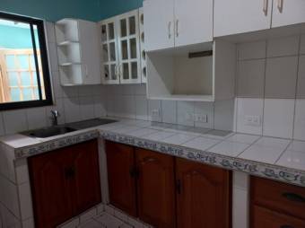 Se vende espaciosa casa en mercedes de Heredia 24-1361