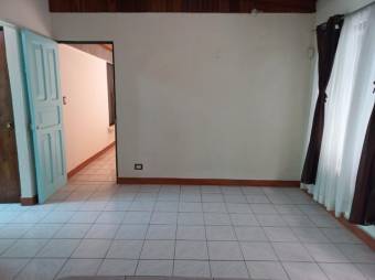 Se vende espaciosa casa en mercedes de Heredia 24-1361