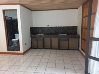 Se vende espaciosa casa en mercedes de Heredia 24-1361