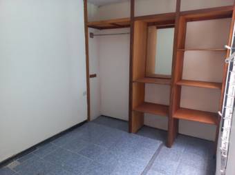 Se vende espaciosa casa en mercedes de Heredia 24-1361