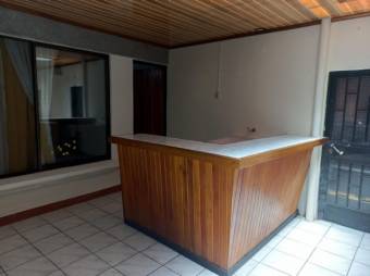 Se vende espaciosa casa en mercedes de Heredia 24-1361