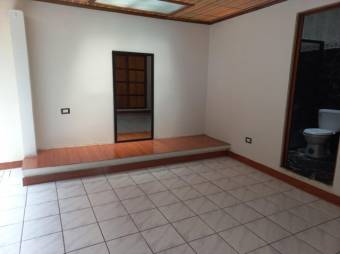 Se vende espaciosa casa en mercedes de Heredia 24-1361