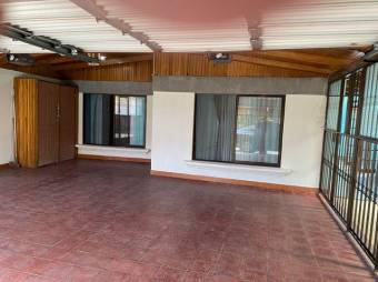 Se vende espaciosa casa en mercedes de Heredia 24-1361