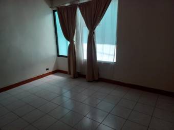 Se vende espaciosa casa en mercedes de Heredia 24-1361