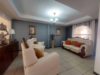 Se vende espaciosa casa de 2 plantas en condominio de San francisco en Heredia 24-1242