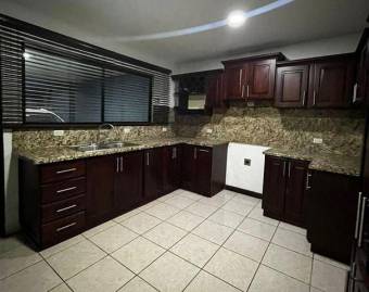 Se vende espaciosa casa con apartamento ya alquilado en San Pablo de Heredia 23-3300