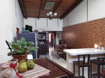 Se vende casa y apartamento con patio y terraza en Flores de Heredia 24-493