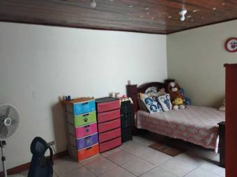 Se vende casa y apartamento con patio y terraza en Flores de Heredia 24-493