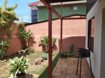 Se vende casa y apartamento con patio y terraza en Flores de Heredia 24-493