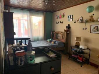 Se vende casa y apartamento con patio y terraza en Flores de Heredia 24-493