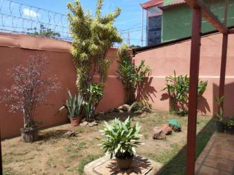 Se vende casa y apartamento con patio y terraza en Flores de Heredia 24-493