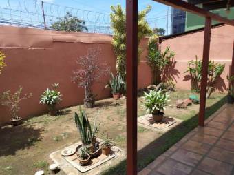 Se vende casa y apartamento con patio y terraza en Flores de Heredia 24-493