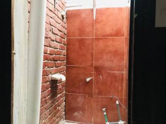 Se vende espaciosa casa para inversión en Heredia Centro 24-1014