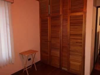 Se vende espaciosa casa con patio y terraza en Rohrmoser 24-969