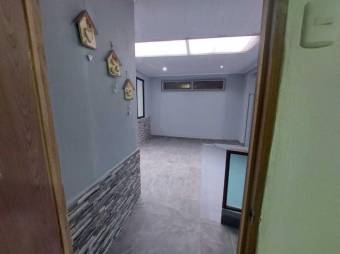 Se vende moderna y espaciosa casa ubicada en las montañas de San Rafael en Heredia 24-49