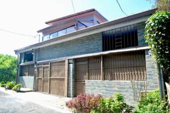 Se vende moderna y espaciosa casa ubicada en las montañas de San Rafael en Heredia 24-49