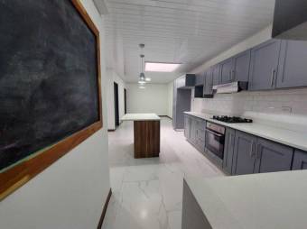 Se vende moderna y espaciosa casa ubicada en las montañas de San Rafael en Heredia 24-49