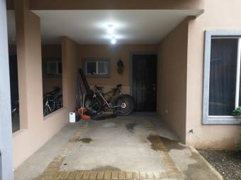 Se vende espaciosa casa de 2 plantas con patio en condominio de San Rafael en Heredia 24-888