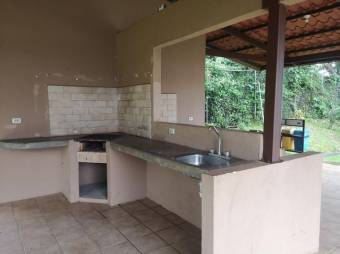 Se vende espaciosa casa de 2 plantas con patio en condominio de San Rafael en Heredia 24-888