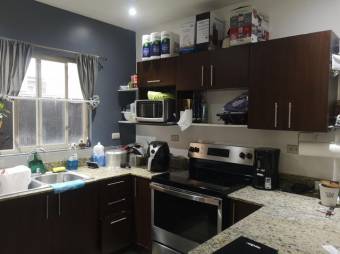 Se vende espaciosa casa de 2 plantas con patio en condominio de San Rafael en Heredia 24-888